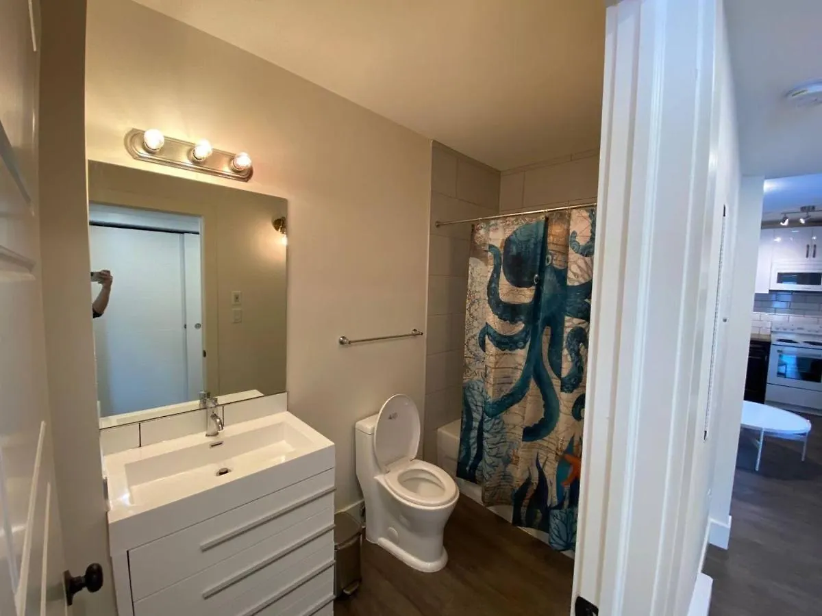 Lovely 1 Bedroom Condo With Free Parking And Balcony 0*, 에드먼턴 캐나다