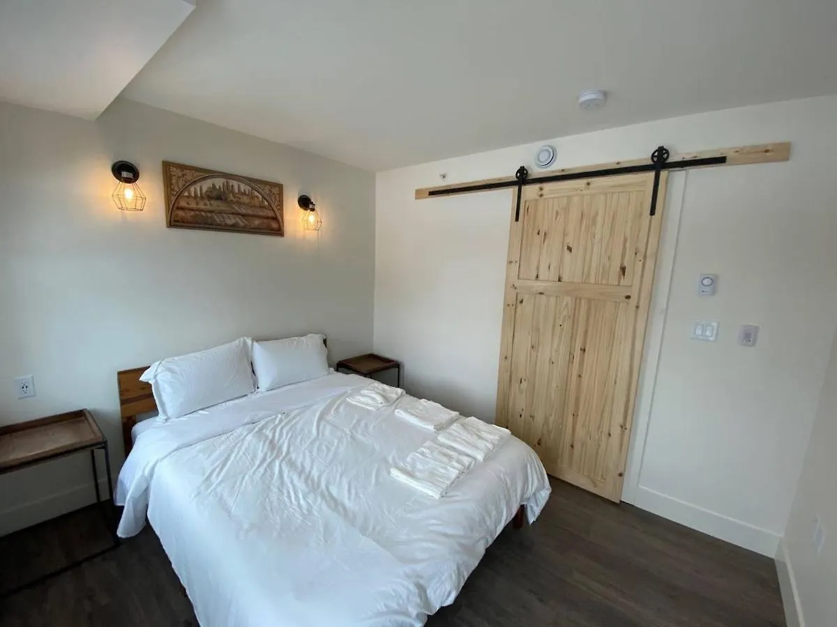 Lovely 1 Bedroom Condo With Free Parking And Balcony 0*, 에드먼턴